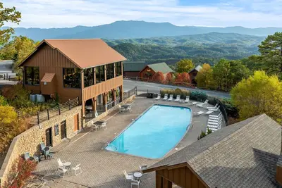 Image de Amazing cabin w/dual 7-person hot tubs, billiards, theater - attraction tickets!