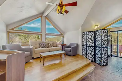 Conveniently located home w/ full kitchen, wifi & private w/d