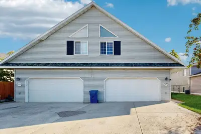 Image de Two cozy mountain duplex units, family friendly w/ garage and WiFi