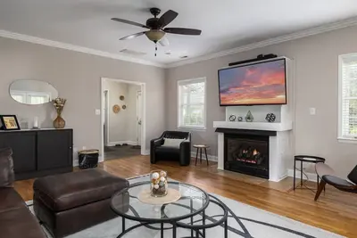 Image de Greensboro`s Gem! Group Friendly, Central Location