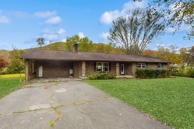 Image de Serene dog-friendly home w/fenced yard, Wi-Fi, games, W/D - free tickets!