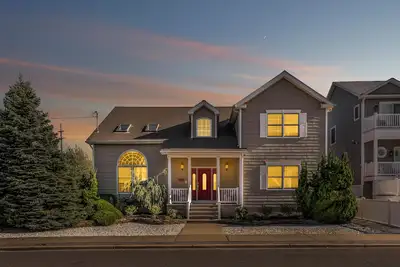 Image de Spacious 6-bedroom house in Normandy Beach - perfect for the whole fam!