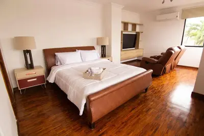 Image de Elegant entire floor with amazing city view!