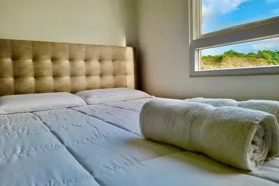 Image de Hermoso y Amplio Dept. con Parking @ Ceibos Point