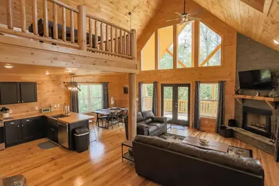 Image de Pet Friendly 3br Log Cabin: Mountain Views, Game Room & Fire Pit -15m to parkway