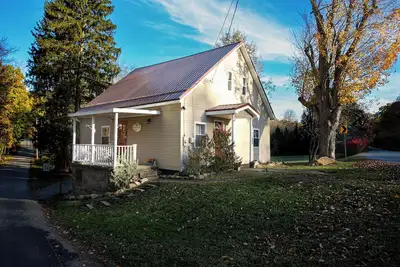 Image de Cozy 1850s Home by Brewery, Waterfall, & Shopping Outlets, New