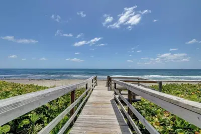 Image de 5 Mins to Beach! Pool, Jacuzzi, Mini-Golf, Games