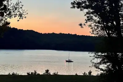 Image de The Barge Inn: Your Epic Ohio River Waterfront Escape in Beautiful Prospect, Ky!