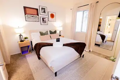 Image de Near Downtown Luxe apartment sleeps 5!