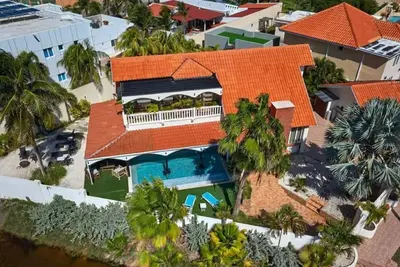 Image de 3 Br/ 2. 5 Ba villa in charming Noord with Infinity Pool