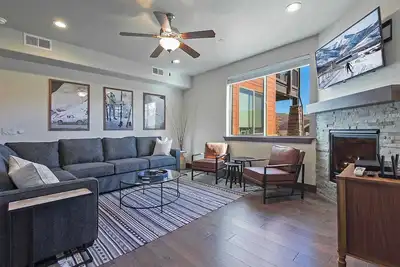 Image de Cozy Three Bedroom Condo with Patio & Lawn Access