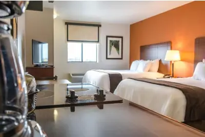 Image de 3 Units total 6 Queen Beds w/Kitchenettes – Perfect for Family & Group Getaways