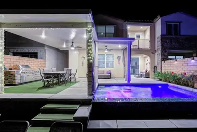 Image de Omg! Indio Lakeside Villa with Unbeatable Views, Infinity Pool, & Game Room