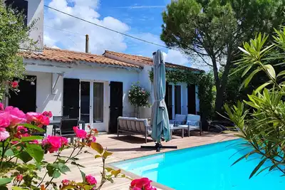 Image de Villa avec piscine chauffée et jardin arboré