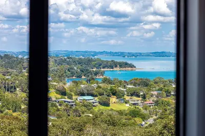 Image de High View Waiheke - High View is a stylish two-bedroom holiday home in a quiet, central part of Waiheke Island. Designed around its sea views, it features a master suite with ensuite, a family bathroom with bathtub, full kitchen, sunny front deck, an