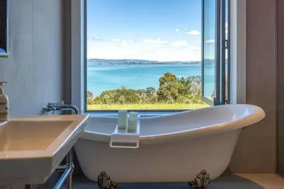Image de The Keep at Woodside Bay - The Keep at Woodside Bay is a private coastal retreat with direct walkway to Woodside Bay. Two king bedrooms sit at opposite ends of the open-plan living, kitchen and bar area. Enjoy expansive bay views, high-speed internet