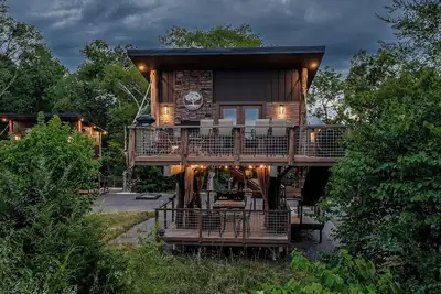 Image de Luxury Couples Treehouse | Mountain View | 20-Foot Slide | 2 Tubs | Outdoor Bed