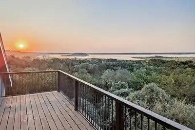 Image de Twilight Hollow | Top Floor Lake Retreat for 8