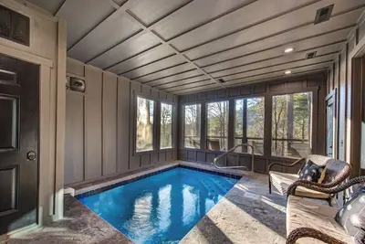 Image de Cozy 2bd Pool Cabin w/ Hot Tub + Games! Near Town!
