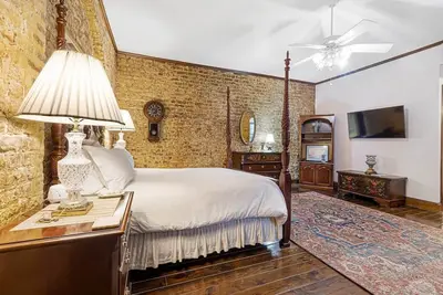 Image de The State Room, The State Room - A refined escape inspired by Charleston’s historic charm.