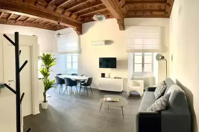 Image de \"La Dama alla Finestra, \" charming apartment in the historic center of Como.