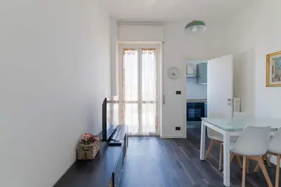 Image de GuestHost - Comfy White Apartment