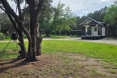 Image de New 1 Bed + Loft, 1 min drive to Boat Ramps/Playground/Swimming. 15 min Rocker B