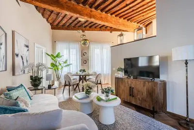 Smart & Convenient Luxury Apartment inside Lucca