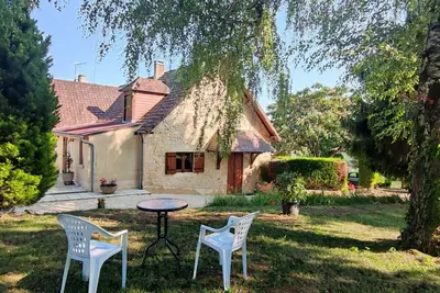 Image de Maison de Vacances 'Écrin de Verdure' avec Terrasse Privée, Jardin Partagé et Wi-Fi