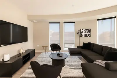 Image de Vibrant 2br w/ King+Queen near Dt Mpls | Pool