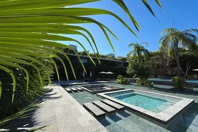 Image de Resort-Style 2-Bedroom Apt | Balcony, Pool, Gym