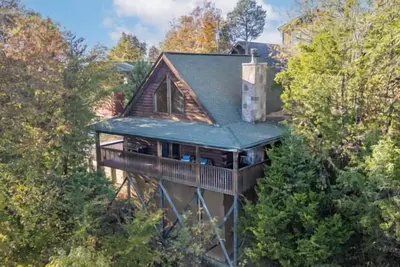 Image de Wake up to Smoky Mountain views, make breakfast on the outdoor griddle, spend the day at Dollywood or Douglas Lake, then come home for homemade pizzas and a soak in the hot tub under the stars.