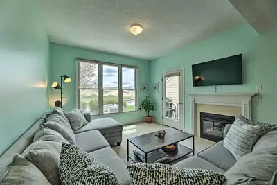 Image de Chic Lakeside Condo with Deck Near Manistee Beach