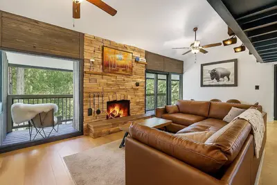 Image de New Renovated Mountain Condo 1 mile from resort - heated pool, hot tub and sauna