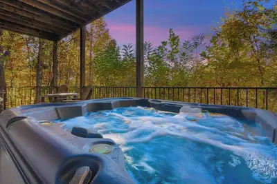 Image de Mountain View Cabin with Hot Tub, Arcade & King Bed. Sleeps 8. Near Dollywood!