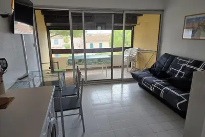 Image de T2 paisible avec piscine!