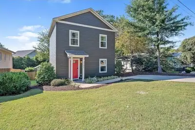 Image de \"Willow Wisp\" sleeps 6 guests! A lovely downtown Raleigh cottage, major highways