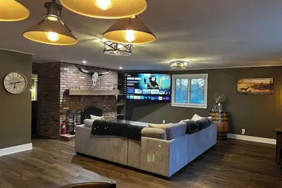 Image de Freshly remodeled 3, 100 sq ft home big enough for two families. Pet Friendly!