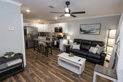 Image de Pines at 5 Corporate Furnished Rentals Suite 217