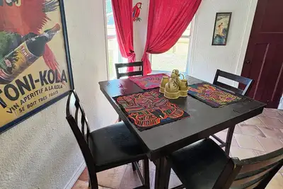 Image de Enjoy this spacious eclectic home away from home. Great Location! !