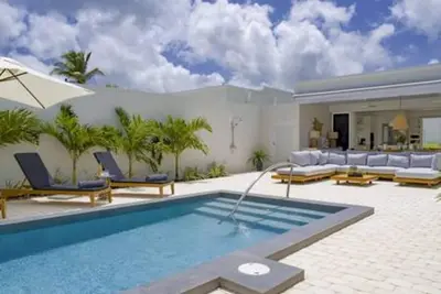 Image de 7 Porters Place - The White House on Mango Drive