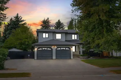 Image de Full Home Near Chestermere Lake with Games and more!