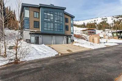 Image de Modern Mountainside Retreat | Hot Tub & Views