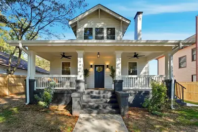 Image de Bright & Airy Historic Home - Near Dt/Midtown/Tech