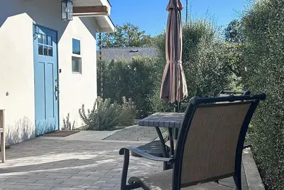 Image de Relaxing Mesa cottage, walk to the beach. Peaceful Santa Barbara stay.