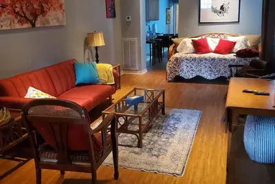 Image de Safe 1br entire apt/30 day+ rental/fenced pets ok