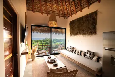 Image de Sunny 2 Br Penthouse w/ Priv. Jacuzzi & Balcony