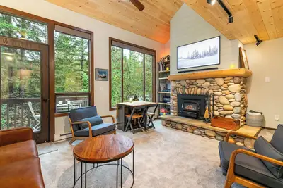 Image de Newly-renovated Mt. Baker condo: heated tile, treehouse-like view, pool, hot tub