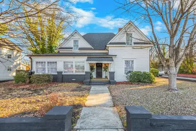 Image de Gorgeous home in historic Downtown Thomasville 5bd/2bath sleeps up to 15 people