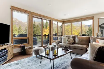 Image de Deerpath Haus: Private Hot Tub, Game Room, 2 Living Rooms, & more!
